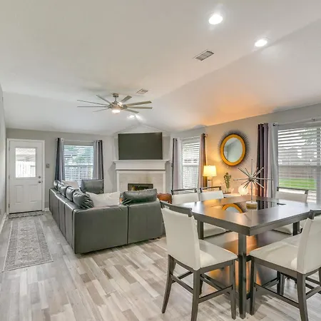 Modern And Spacious Family Home With Yard In Houston!